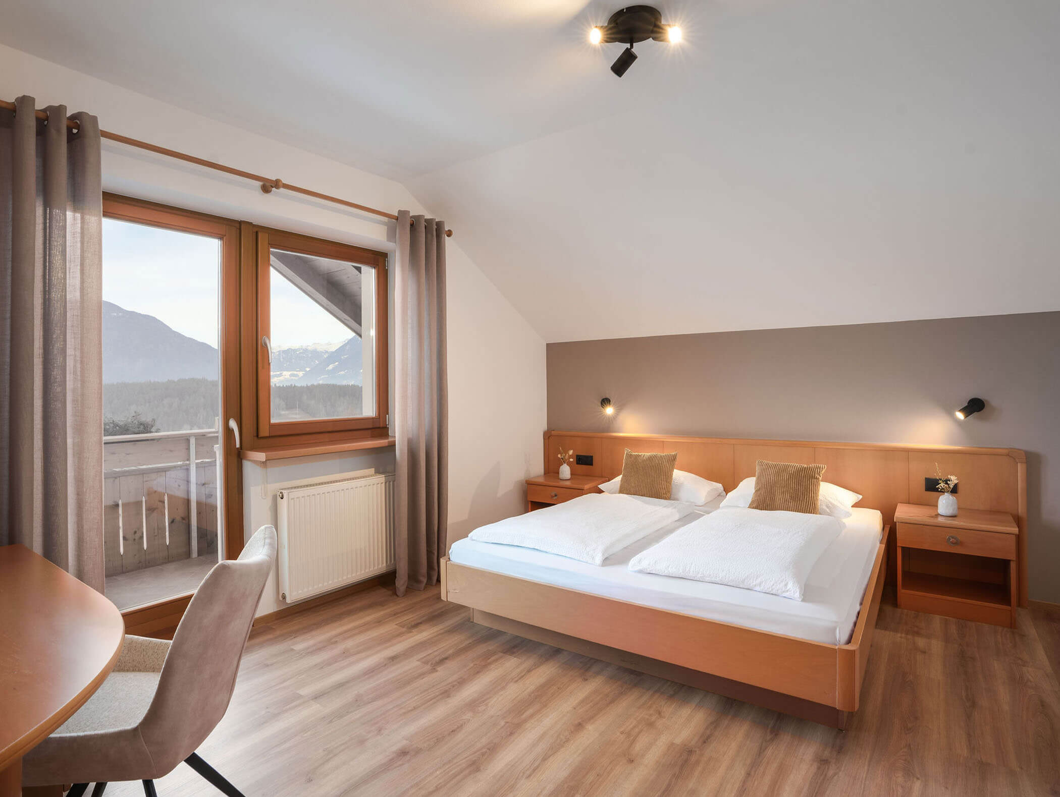 Modernes Hotelzimmer mit Doppelbett, Holzmöbeln, großem Fenster, Balkon und Bergblick. - Majestic Resorts (Relaunch)