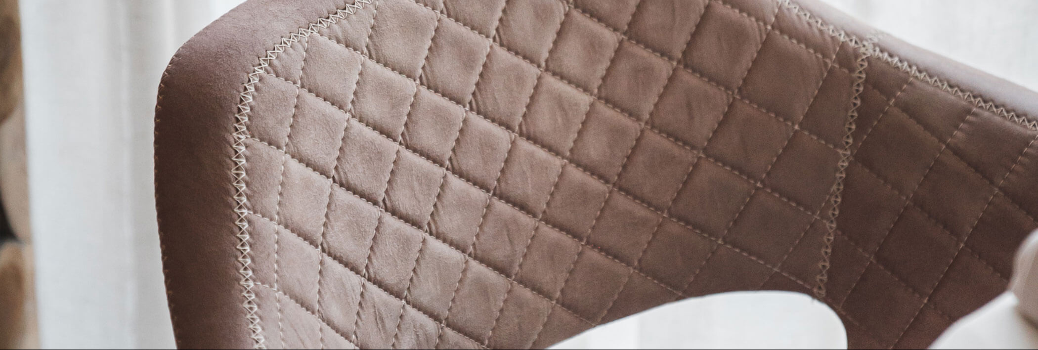 Detailfoto von einem Ledersessel mit hellen Nähten vom Apartment MyLiving - Majestic Resorts